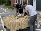4 Personen arbeiten am Holzgestell des Sofas