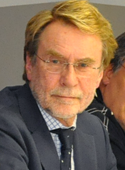 Foto Dr. Larsson Mann im Anzug, Brille, blonden Haaren und Bart